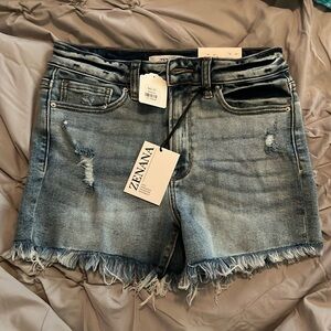 Zenana Jean shorts. Size medium. New with tags